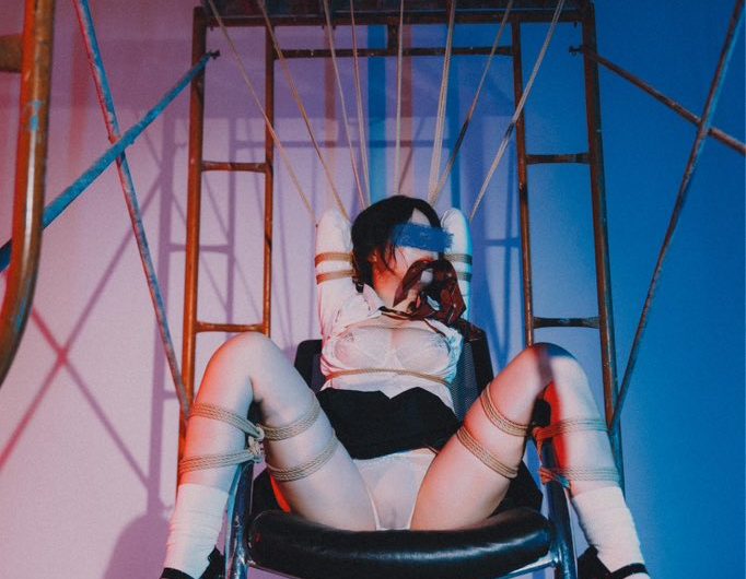 “她看起来好像很好吃” rigger： model： photographer：