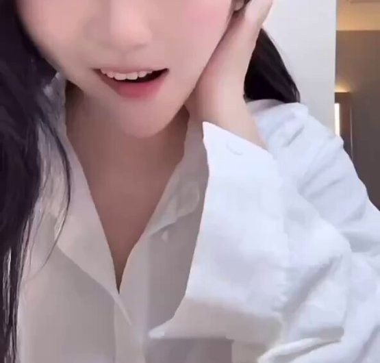 哇塞🤩全部真空，一不小心就看到黑毛了…… 每日抖音直播主播闪现走光露点！