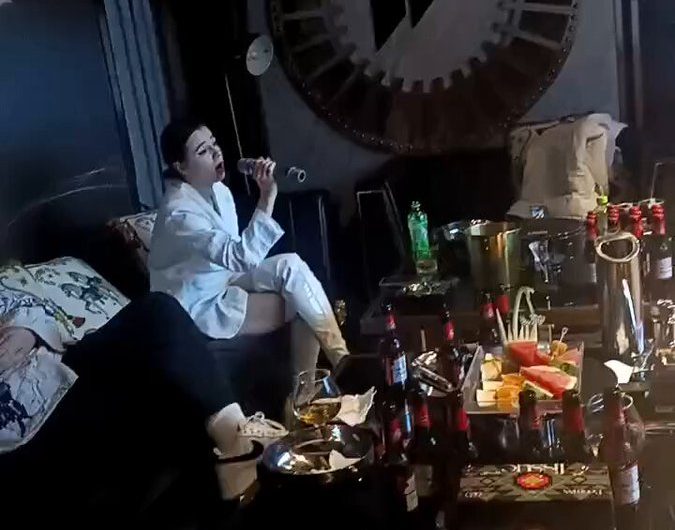 场子新来的大洋马，我也不知道唱的啥，不过腿倒是又白又长，晚上得多整几次😎