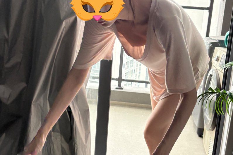 原来每次洗衣服时都得把衣服桶搬到阳台，再对着外面弯腰几次把衣服放进洗衣机，也不知对面楼那么多户有没有看过