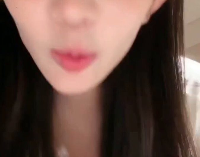 奶子有点大呀！好喜欢呢！ 白白嫩嫩的… 每日抖音直播主播闪现走光露点！