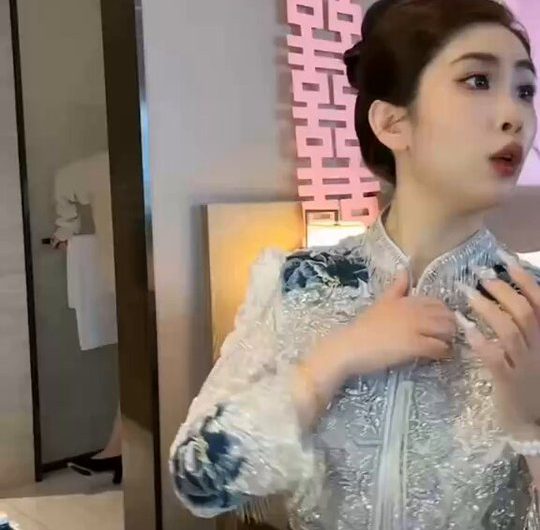 这是谁在偷拍新人换衣呢？ 这也太精彩了吧！ 每日抖音直播主播闪现走光露点！