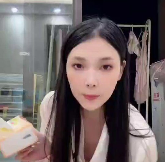 主播的小粉头漏点了！ 看我揉奶，😘👇🏻留言：揉奶 每日抖音直播主播闪现走光露点！