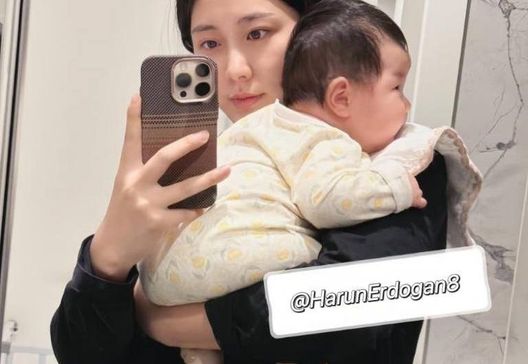 都说带娃的宝妈最有母性光辉，但其实也是个普通有欲望的女人罢了… 不要问我为什么喂奶的时候脱掉了裤子，答案你们懂的…