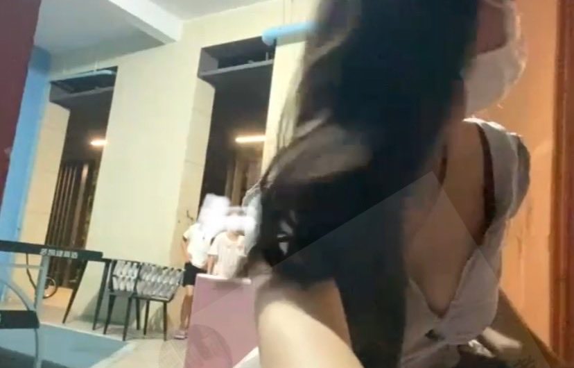 小区大厅露奶被发现啦 还是一群小朋友 不知道她们回去会不会告诉家长哦🥵🥵 📩