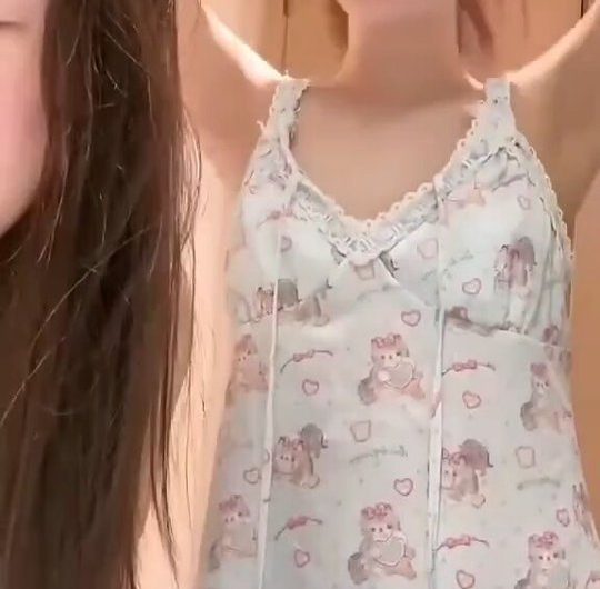 两姊妹相互脱衣，这也太爽了吧！ 😘🇨🇳👇🏻 每日抖音直播主播闪现走光露点！