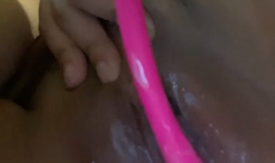 绝对是最疯狂的一次了 当时看到梯口有人出来了 但是小🐶在高潮的路上 不管了 直接疯狂用玩具抽插穴穴