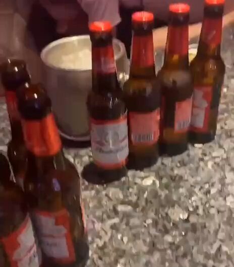 玩归玩闹归闹，ktv 里不拍照！