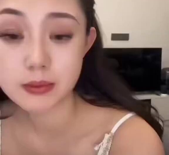估计抖音审核员也喜欢看吧😂 每日抖音直播主播闪现走光露点！