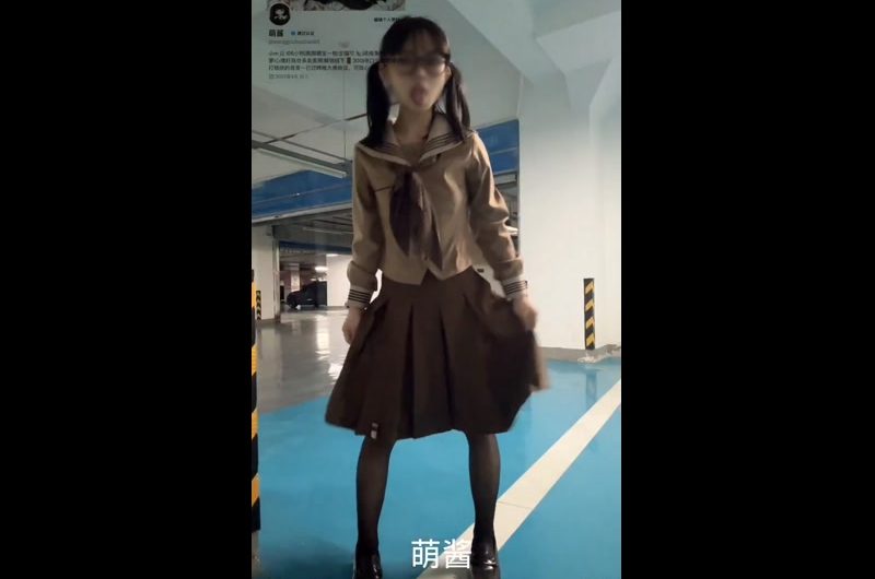 停车场嘘嘘一下嘻嘻