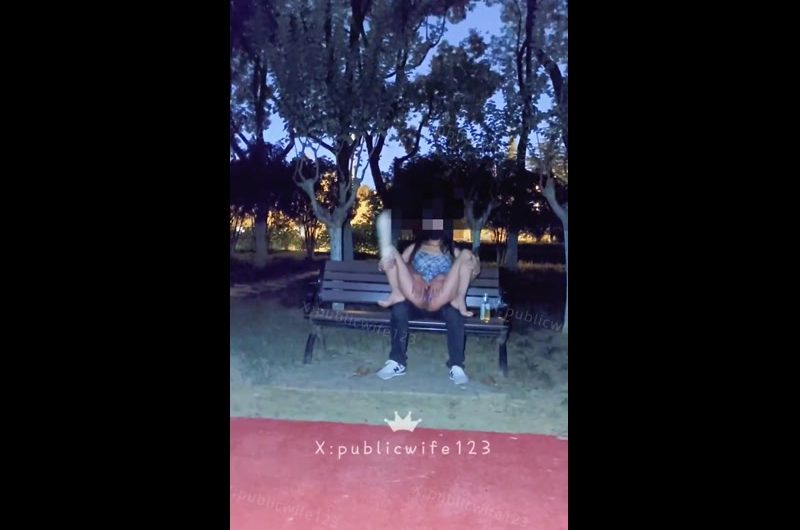 被大叔抱在长椅，M字玩穴。 两个路过的行人，过来扣穴