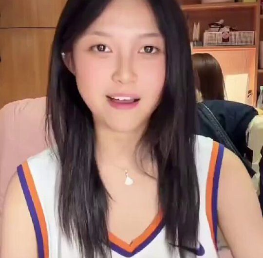 真空穿着篮球衣，忑太容易露点了吧！ 每日抖音直播主播闪现走光露点！🥰