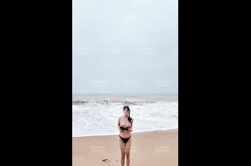 来户外玩，还是穿比基尼方便👙
