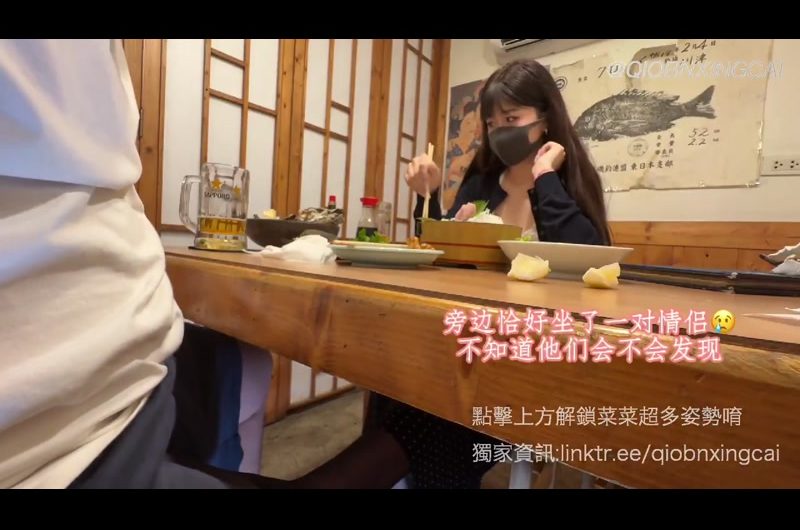 餐廳足交篇 偷偷桌下足交好刺激