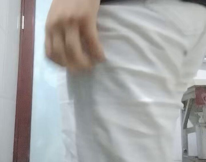 爷爷奶奶在院子里晒太阳，我却在卫生间偷偷的给你们看肥臀。喜欢吗？私我可领取在亲弟弟面前撅屁股照片一张
