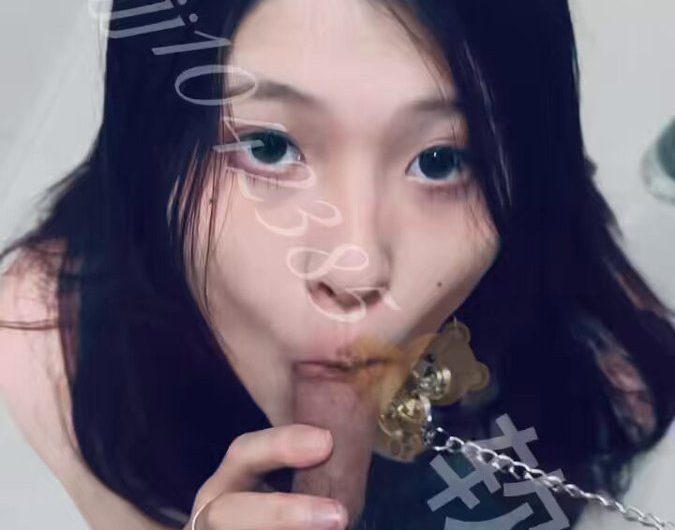 在男大寝室为他跪地口交👄