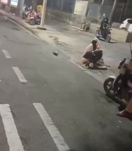 卧槽，屁股还黏着一条屎，明天酒醒换个城市生活吧