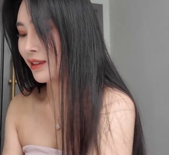 一个在深圳的川妹子，真的很有韵味，也很有料这个是真不错呀，还可以约外出。
