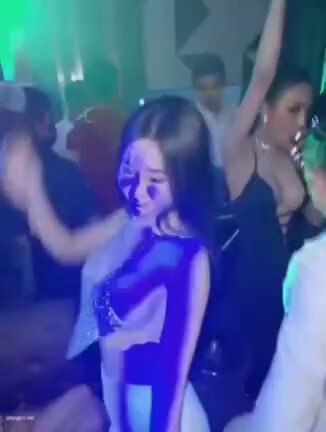 随着音乐舞动，大奶子好身材的花背妹
