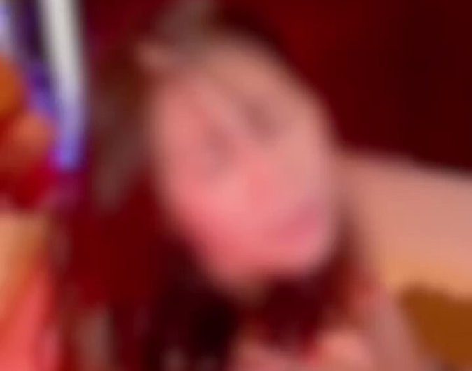 騎乗位で巨根他人棒を受け入れながら他の単独さんにアナルを指で掘られてます。 そのまま口の中にも他人棒を突っ込まれて喜ぶ妻です。…