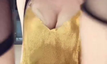 #小恩雅 网易cc【小恩雅】长腿阿黑颜女神 乳贴半裸裸舞 抖胸舞超弹 模拟撸管